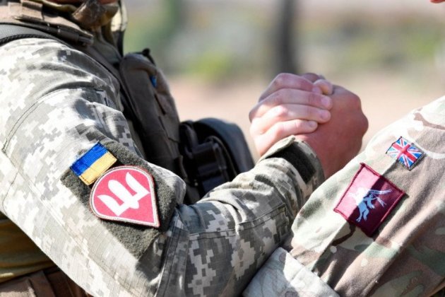 Велика Британія пообіцяла Україні новий пакет військової допомоги: що він передбачатиме