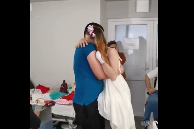 У львівській лікарні вийшла заміж медсестра, яка втратила ноги на війні (відео)
