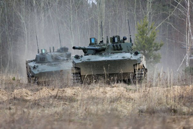 Російські військові шукають способи втекти з України попри погрози командування (відео)