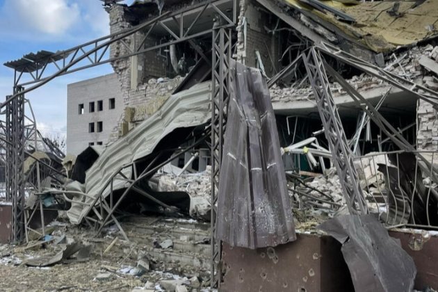 Слідчі ідентифікували 14 тіл українців, які загинули під завалами багатоповерхівки в Ізюмі