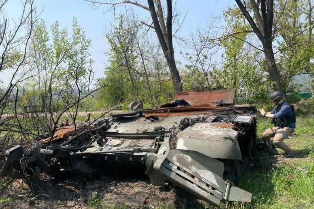 У звільнених селах Харківської області після окупантів залишилися спалені танки та гелікоптери (фото)