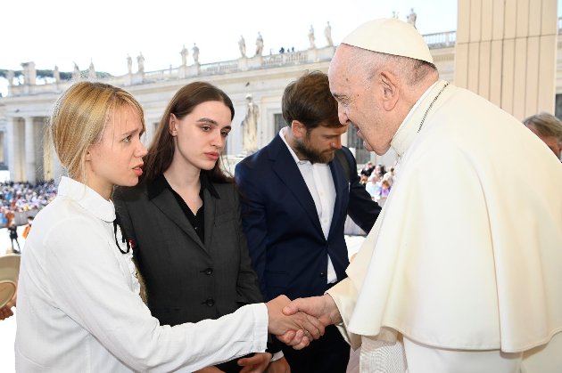 Папа Римський зустрівся із дружинами двох бійців полку «Азов» (фото)
