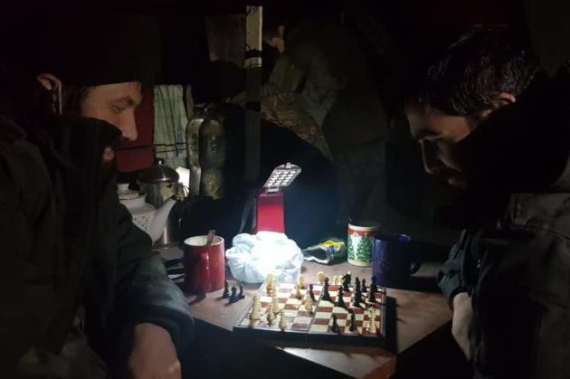 Захисники «Азовсталі» у перервах між боями грають в шахи та читають книги (фото)