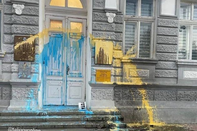 В Криму невідомі «пофарбували» жовтою і блакитною фарбою будівлю окупаційної влади — Чубаров