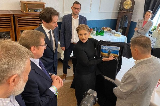 Юлія Тимошенко купила футболку-підробку з «русскім воєнним кораблем» 