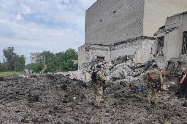 Російські літаки знищили кінотеатр у Лисичанську: там раніше ховалися люди (відео)