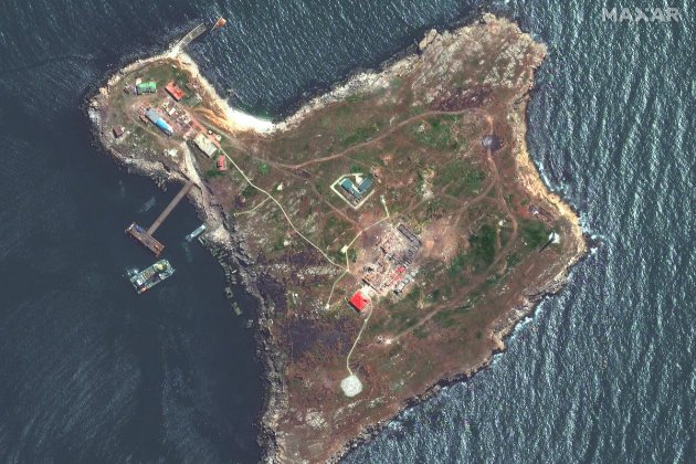 Супутник зафіксував, як ЗСУ атакують російський корабель біля острова Зміїний (фото)