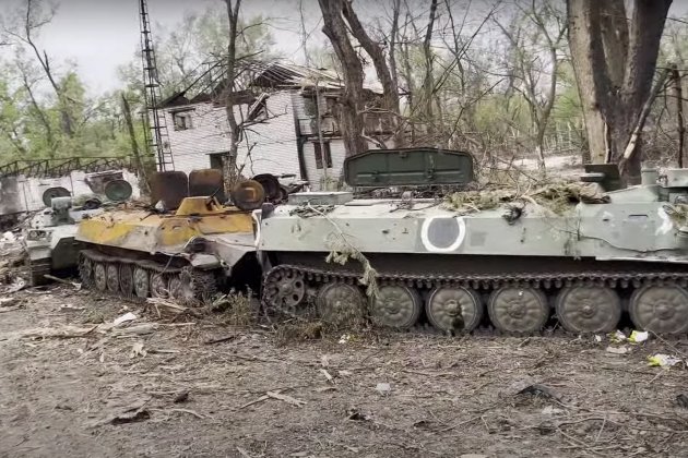 Як виглядає російське «танкове кладовище» після розгрому на Сіверському Донцю (відео)