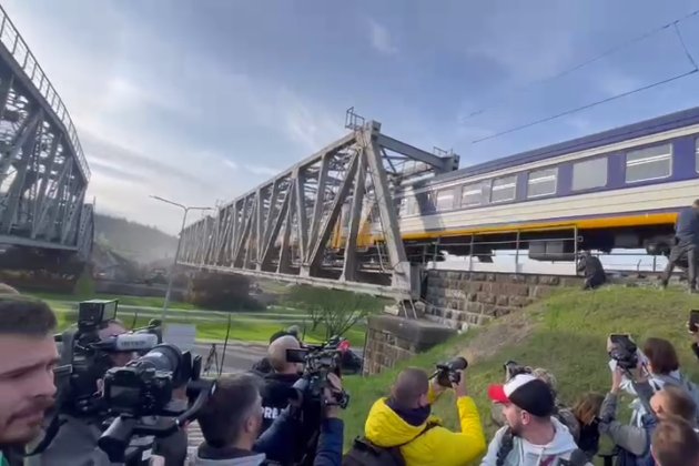В Ірпені відбудували залізничний міст та прийняли першу електричку з Києва (відео)