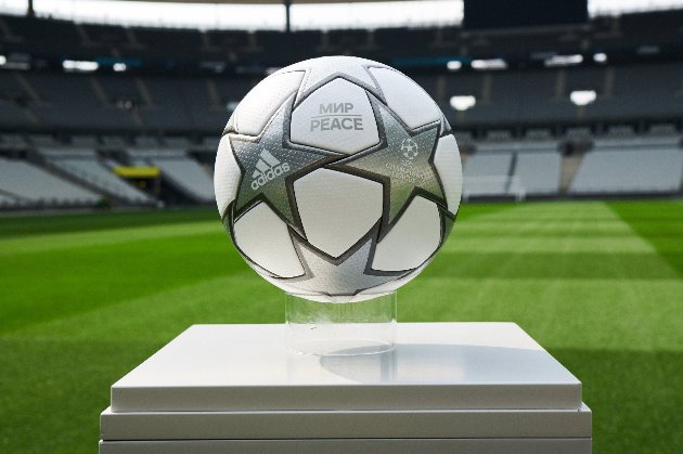 УЄФА презентувала м’яч фіналу Ліги чемпіонів 2021/22. На ньому розмістили заклик до миру в Україні