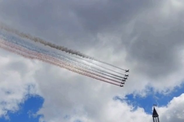У Москві на репетиції параду «задимівся» прапор росії у виконанні штурмовиків Су-25 (відео)
