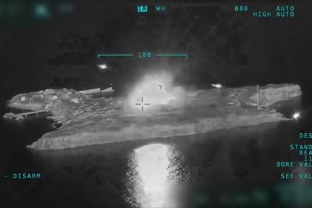 Українські винищувачі Су-27 вдарили по окупантам на острові Зміїний (відео)