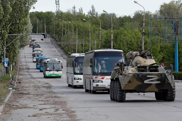 Щонайменше сім автобусів з українськими військовими виїхали з «Азовсталі» — Reuters