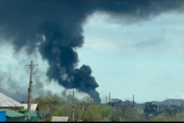 Небо над Азовсталлю затягнув густий чорний дим (відео)