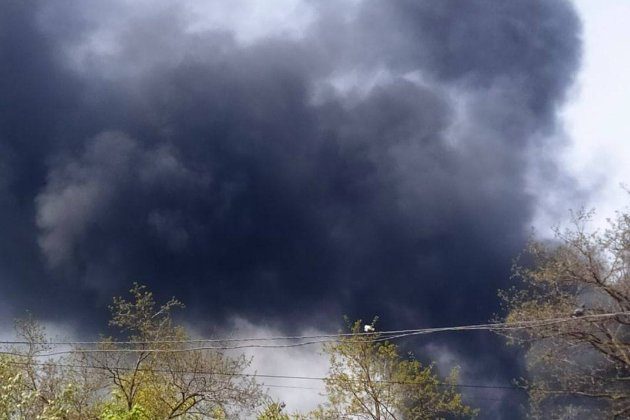 Небо над Одесою затягло чорним димом після ракетної атаки (фото)