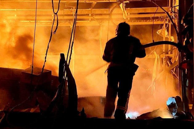 В Одесі погасили пожежі після ракетних ударів. Є поранені та загиблий (фото)