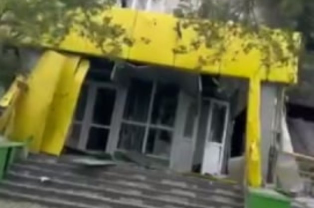 Окупанти обстріляли лікарню в Сєвєродонецьку та поранили в місті дев'ятьох людей (відео)