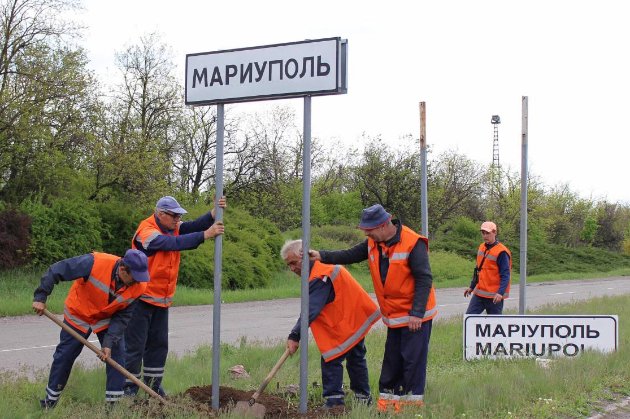 Окупанти встановлюють біля Маріуполя дороговкази російською мовою