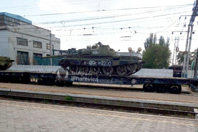 Росіяни пригнали до Мелітополя застарілі танки Т-62 (відео)