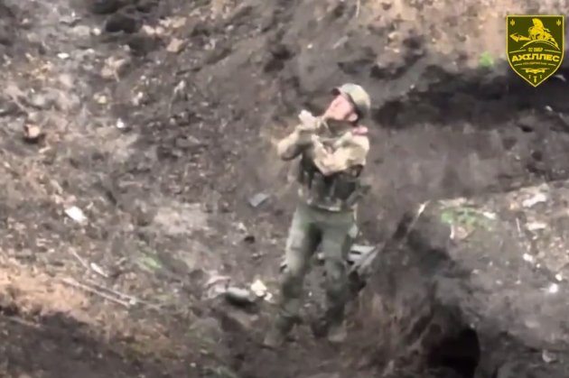 Під Бахмутом окупант здався у полон українському дрону (відео)