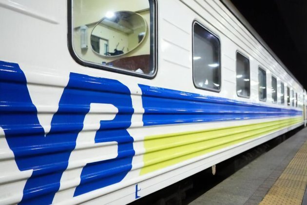 Укрзалізниця запустили поїзди-шатли та автобуси для підвозу через атаку по Хмельниччині