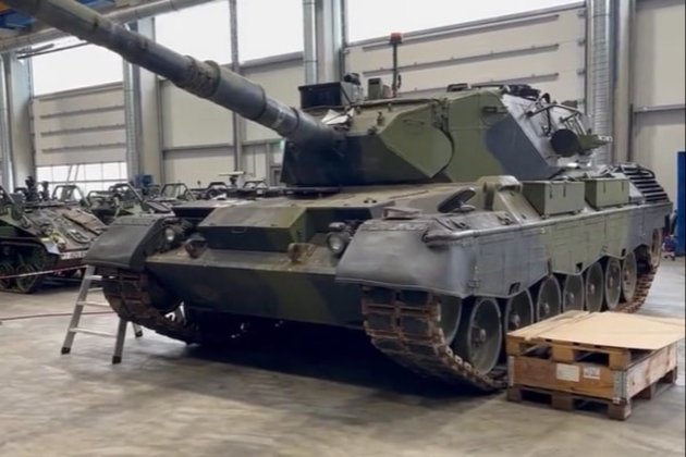 Посол України в Німеччині Макеєв показав танки Leopard 1A5, обіцяні ЗСУ (відео)