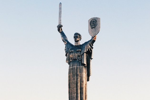 З «Батьківщини-Матері» знімуть радянський герб у вигляді серпа і молота