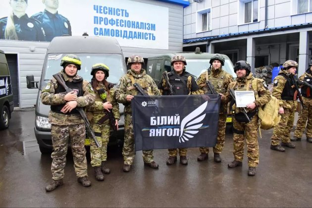 Поліцейські разом з військовими евакуювали з Бахмута десятьох людей (відео)