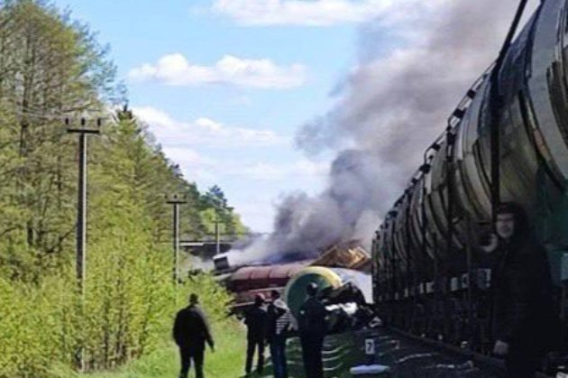 У росії з рейок зійшов потяг із нафтопродуктами. Заявляють про підрив