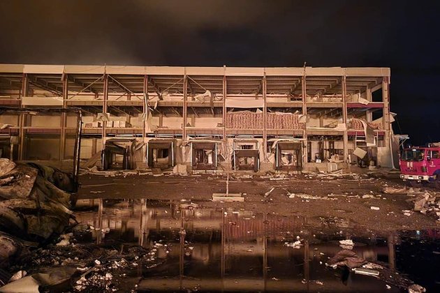 Внаслідок ракетного удару по Одещині поранені три працівники складу (фото)