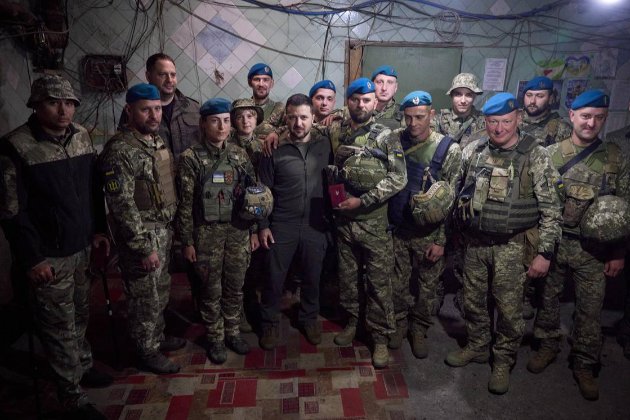 Зеленський відвідав передові позиції у смузі оборони Вугледар — Мар'їнка (фото, відео)