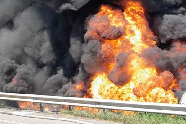 На Київщині перекинувся та вибухнув бензовоз (фото, відео)