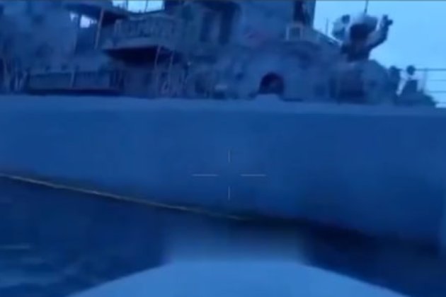 У мережі показали, як морський дрон вражає російський корабель «Іван Хурс» (відео)