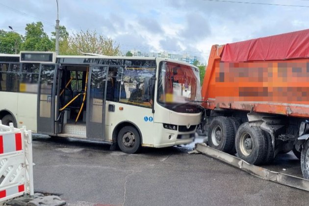 У Києві маршрутка з пасажирами потрапила в ДТП: є постраждалі 