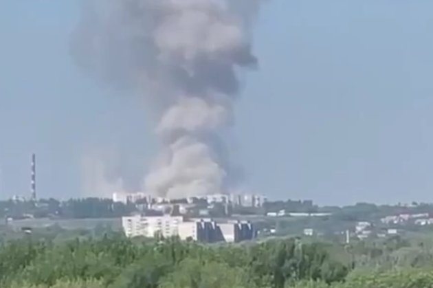 У Луганську прогриміли потужні вибухи і піднявся великий стовп диму (відео)