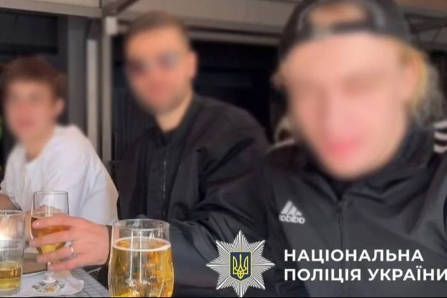 У Києві поліція знайшла п’ятьох блогерів, які хизувалися незареєстрованою зброєю під час стриму (фото)