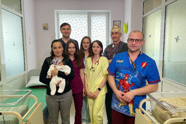 У Львові хірурги провели унікальну операцію немовляті за допомогою робота