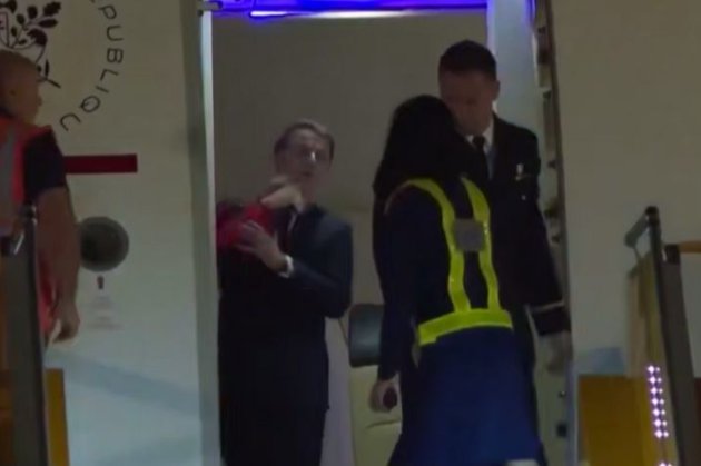 Макрон отримав публічного ляпаса від дружини (відео)