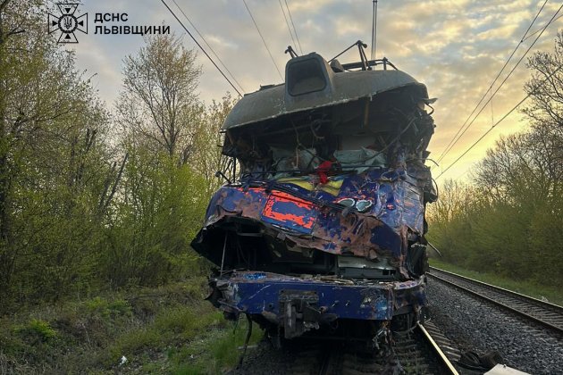 На Львівщині потяг зіткнувся з автокраном: загинули машиніст і водій (оновлено)