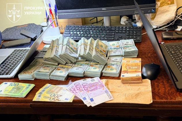Елітні авто, годинники і валюту вилучили при обшуках у посадовців Нацполіції, що «кришували» порноофіси (фото)
