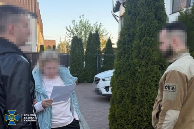 У Києві очільниця критично важливого підприємства заробила на бронюванні чоловіків 50 млн грн 