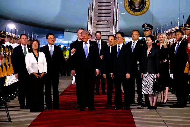 Дональд Трамп прилетів до Китаю на переговори із Сі Цзіньпіном (відео)