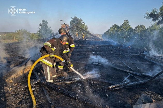 Перемирʼя закінчилося: вночі росіяни атакували Київ і регіони дронами (фото)