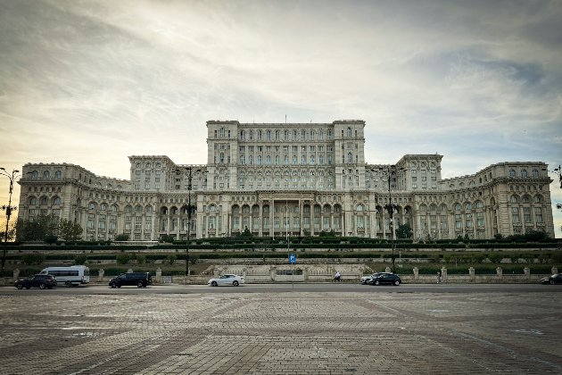 Парламент Румунії відправив проєвропейський уряд Іллі Боложана у відставку
