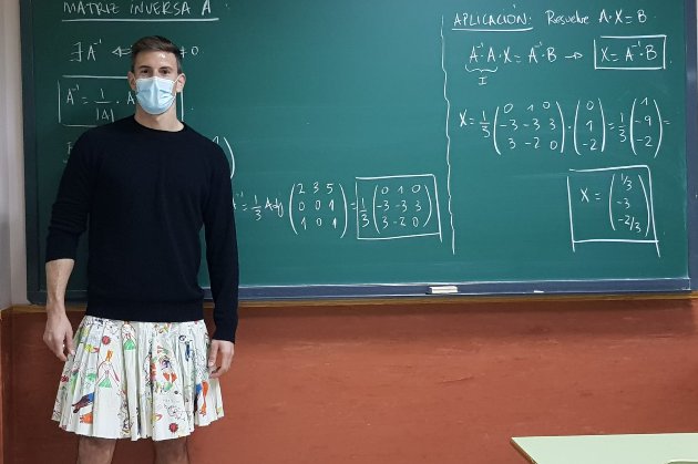 В Іспанії чоловіки-вчителі одягнули спідниці, щоби боротися з гендерними стереотипами