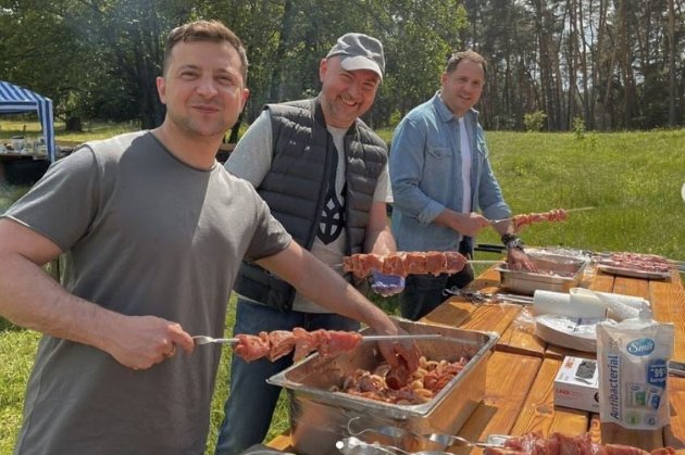 Зеленський з нагоди Дня журналіста нагодував медійників м'ясом (фото)