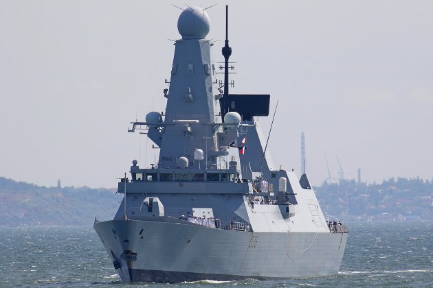 У Великобританії на зупинці знайшли таємні документи про прохід есмінця Defender біля Криму 
