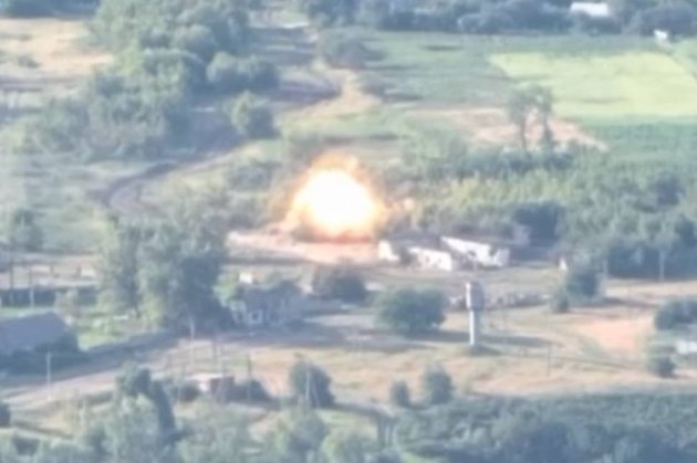 Миколаївські захисники показали, як палає ворожа САУ (відео)