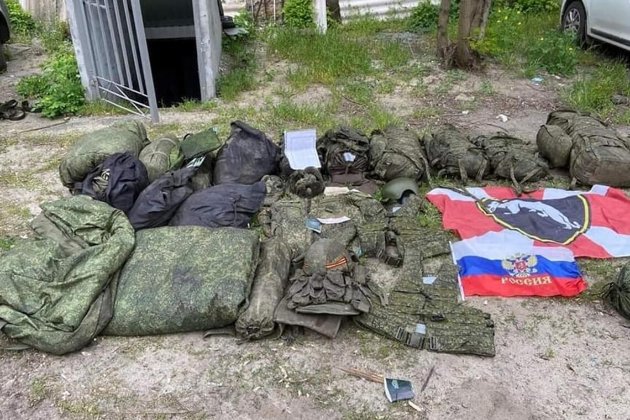 «Вони штабелями лежать». Росіяни тримають тіла свої загиблих просто неба (відео)