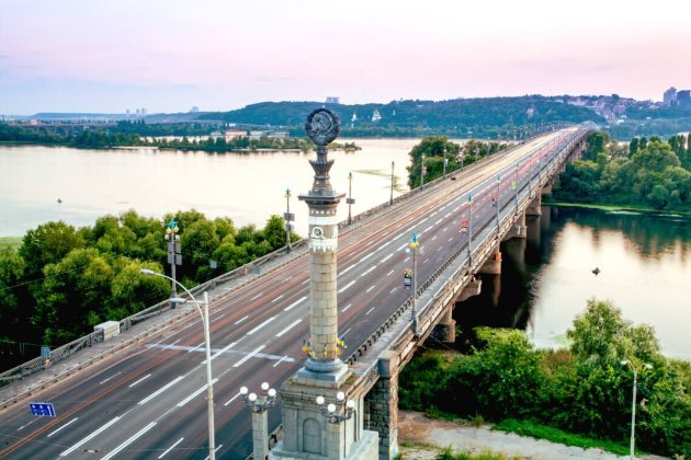 У Києві відновили рух авто мостами Патона і Метро